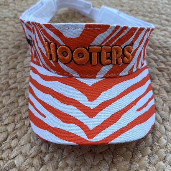 Hooters Orange and White Visor Owl’s Nest - Picture 3 of 6